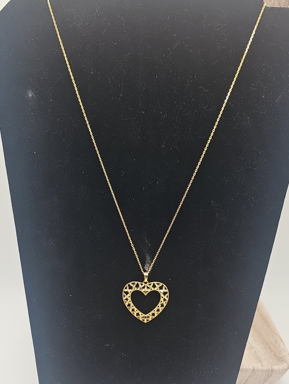 Gold Heart Pendant Necklace - Elegant Women's Jewelry.